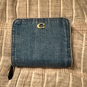 Coach denim essential billfold wallet. Brand new condition. Great wallet.